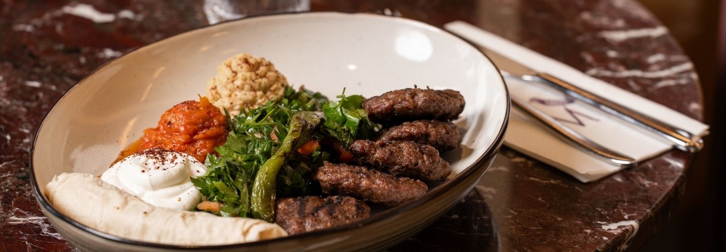 Grilled mom's meatballs with roasted pepper and yoghurt