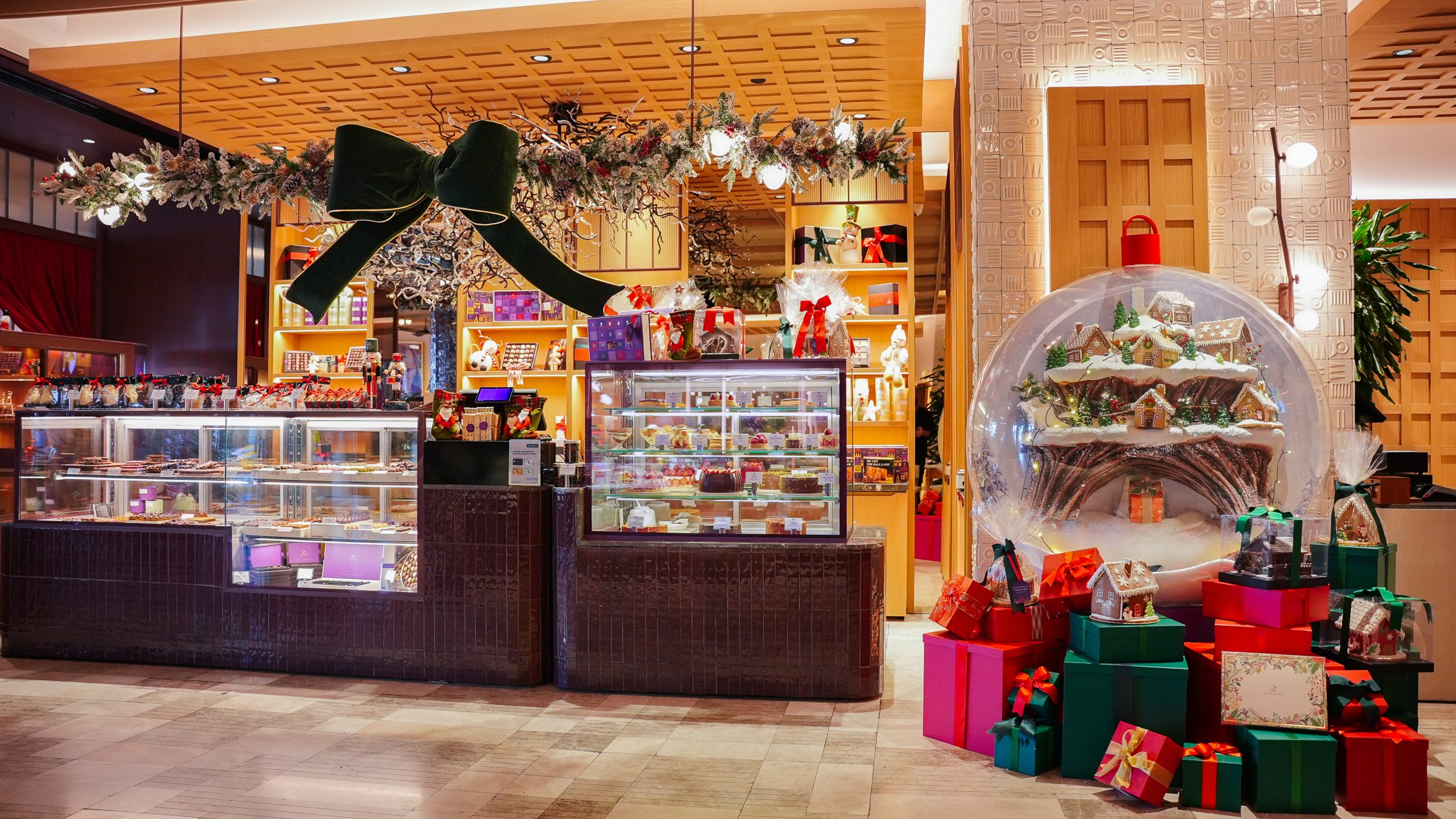 Yılbaşı süslemeleriyle M Chocolate vitrini