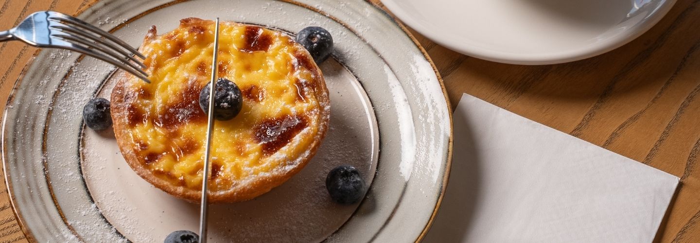 Kahve eşliğinde pastel de nata